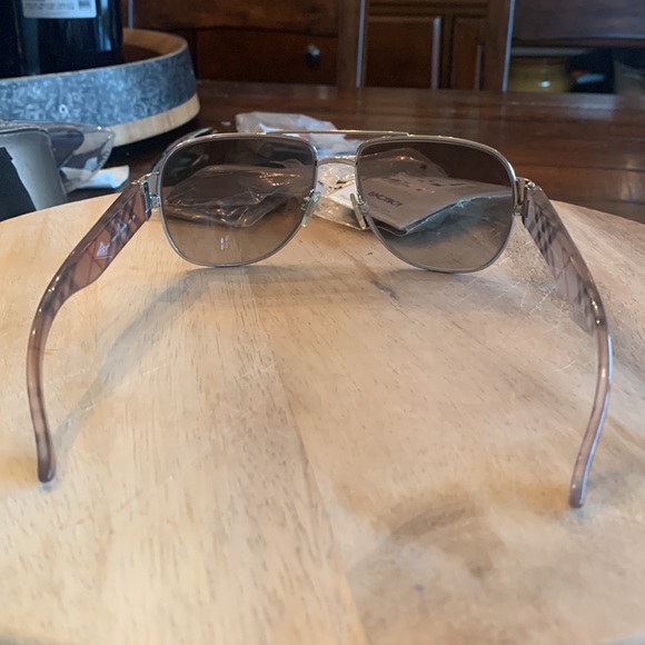 Burberry sunglasses without a case - Picture 3 of 6